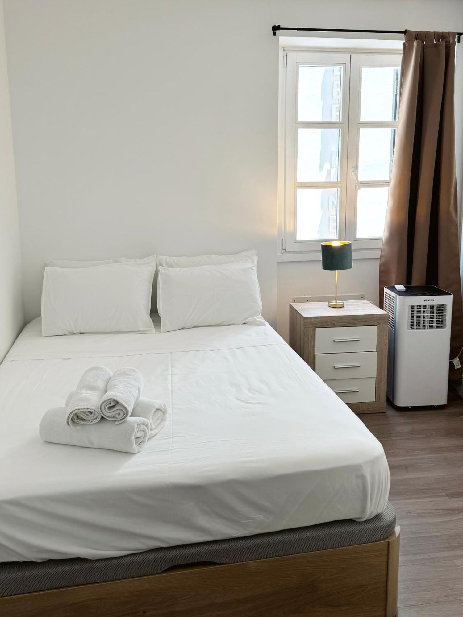 Deluxe City Centre Two Bedroom - Grand Central House ยิบรอลตาร์ ภายนอก รูปภาพ
