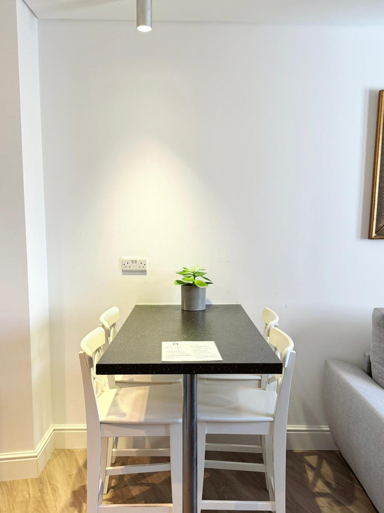 Deluxe City Centre Two Bedroom - Grand Central House ยิบรอลตาร์ ภายนอก รูปภาพ