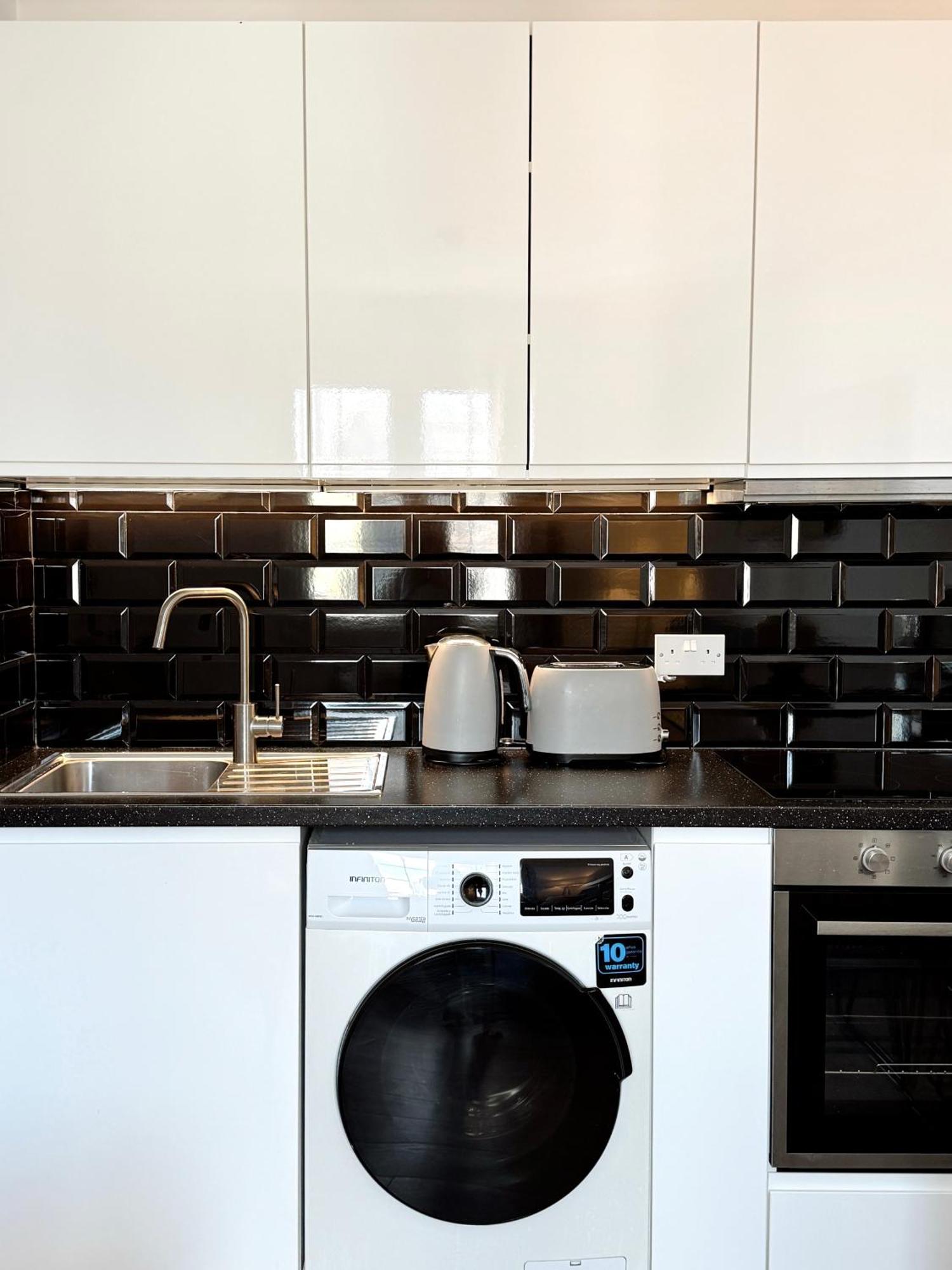 Deluxe City Centre Two Bedroom - Grand Central House ยิบรอลตาร์ ภายนอก รูปภาพ